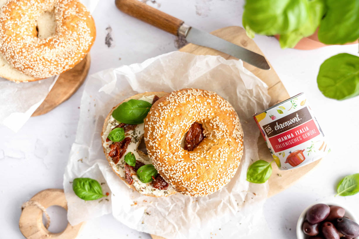 Gefüllter Bagel mit Frischkäse und ehrenwort. BIO Mamma Italia Italienisches Gewürz