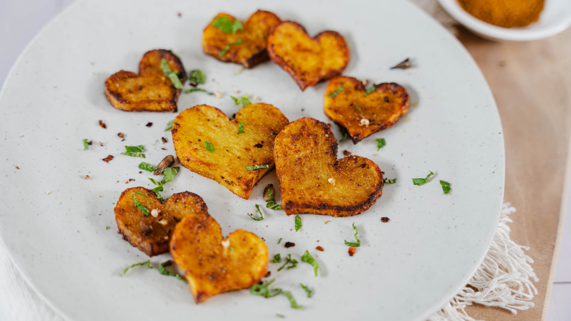 Knuspergold Herzkartoffeln – Liebe zum Snacken! ❤️ Ob Valentinstag, Date-Night, Geburtstag oder einfach, um jemandem eine knusprige Freude zu machen – diese Knuspergold Herzkartoffeln sind unglaublich lecker!