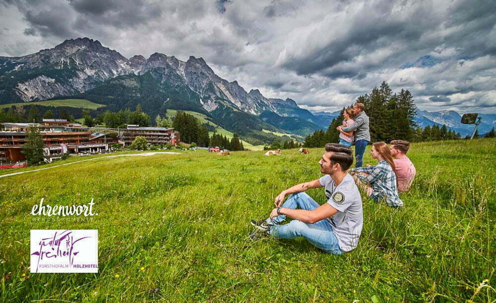 Gewinnspiel - ehrenwort Genussmomente verlost Urlaub im Forsthofalm Holzhotel in Leogang