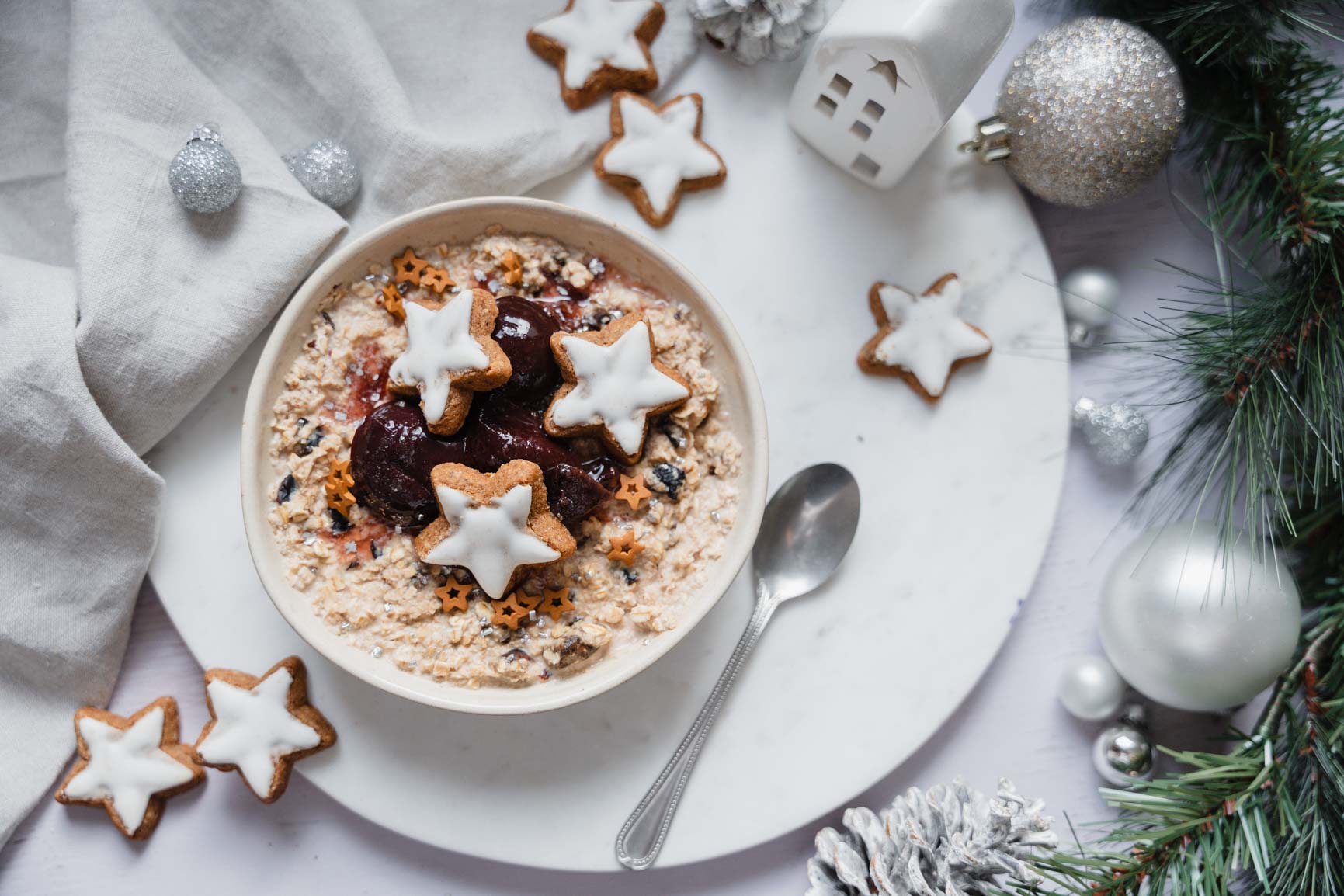 Lebkuchen Spice Porridge mit Weihnachtskeksen