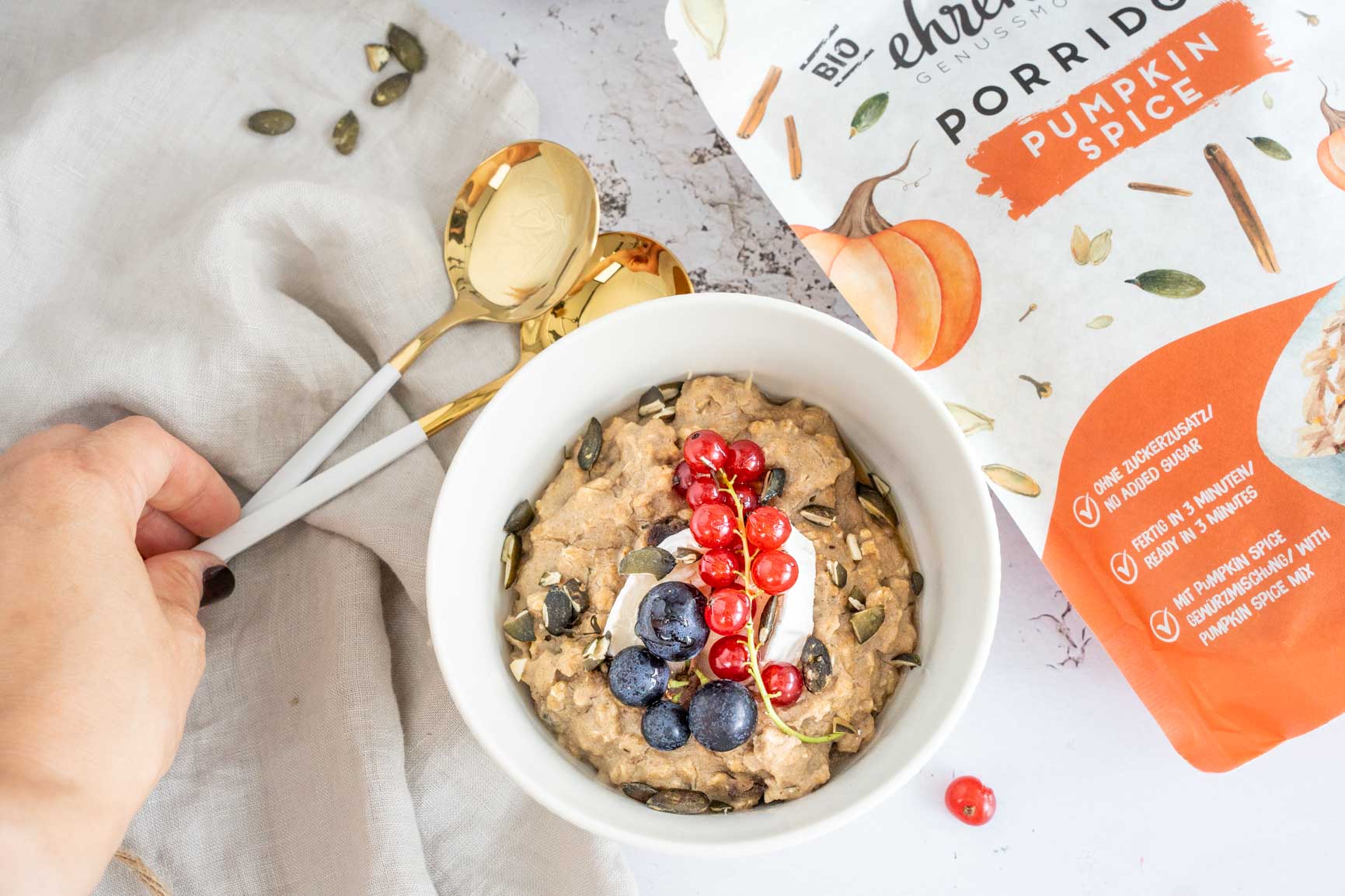 Herbstliche Rezeptidee: Pumpkin Spice Porridge mit Ziegenkäse, Honig & Kürbiskernen mit BIO Porridge von ehrenwort. Genussmomente