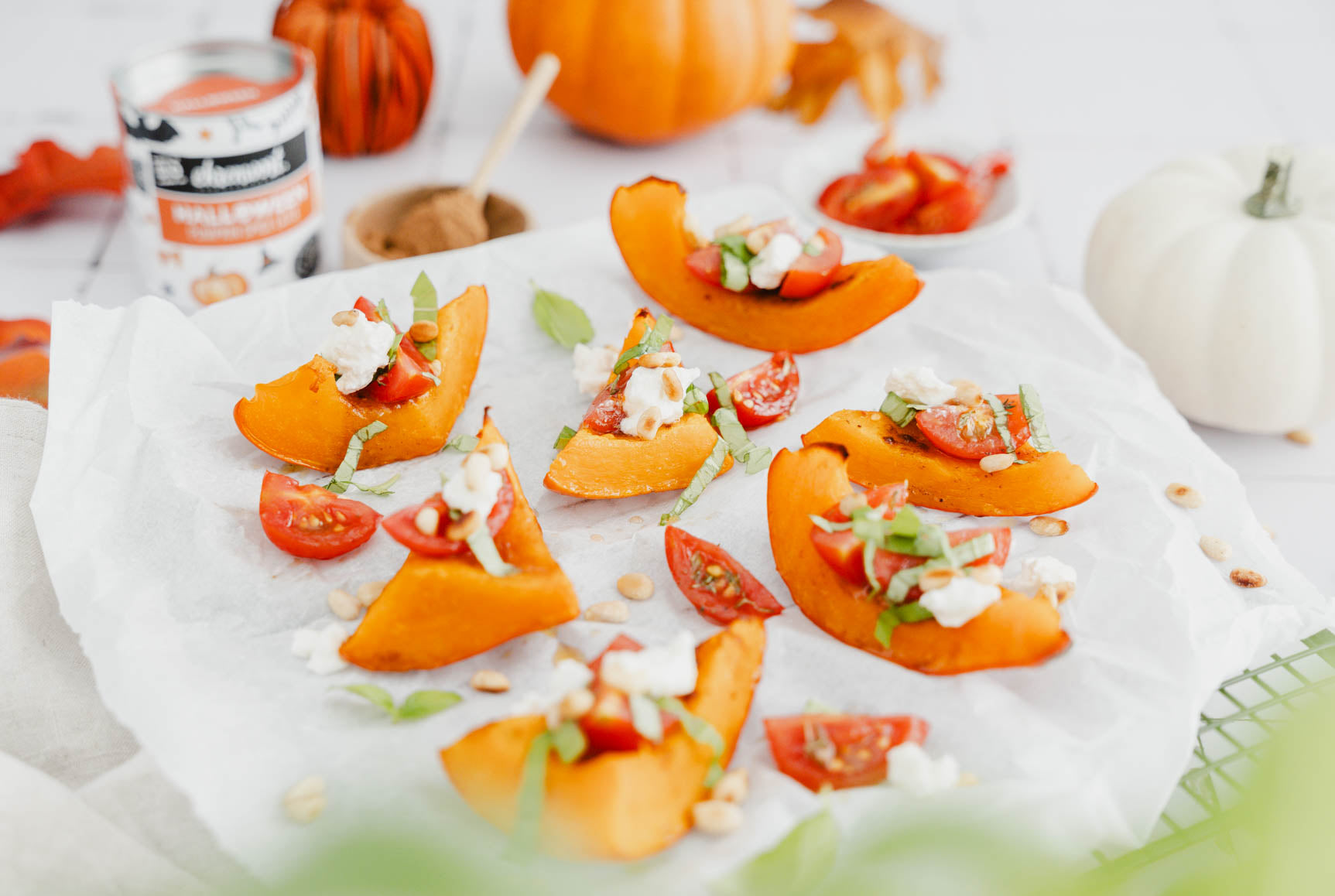 Genussvolles Rezept für die Kürbiszeit: Diese Pumpkin Spice Kürbis-Bites mit Tomaten & Ricotta