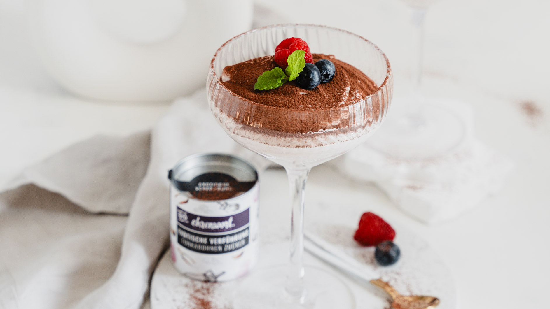 Weißes Schokoladenmousse mit verführerischem Tonkabohnen Zucker | ehrenwort Weißes Schokoladenmousse mit verführerischem Tonkabohnen Zucker | ehrenwort