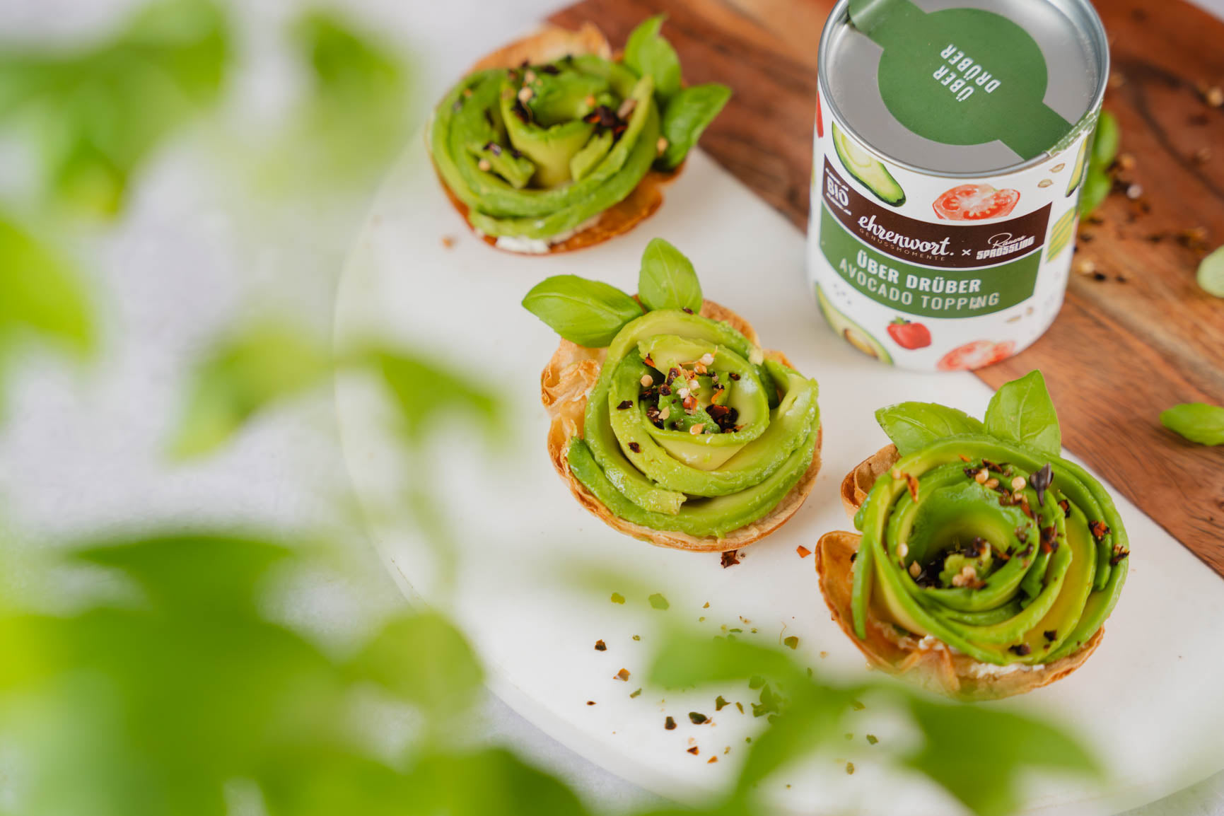 Crunchy Avocado Rosen – Edle Häppchen für besondere Anlässe Ob Valentinstag, Geburtstag, Hochzeitstag oder ein besonderer Brunch – diese Avocado Rosen bringen nicht nur Eleganz auf den Teller, sondern auch ein wahres Geschmackserlebnis!