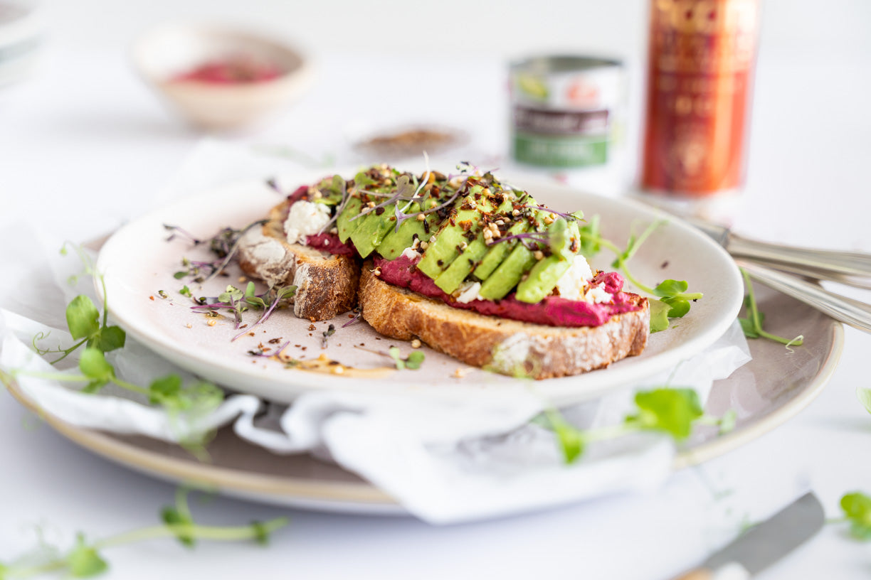 Kreatives Avocado Rezept: Avocado Brot mit Rote Rüben Hummus & Feta, und BIO Über Drüber Avocado Topping von ehrenwort. Genussmomente und Bio Spice Oil von NOAN